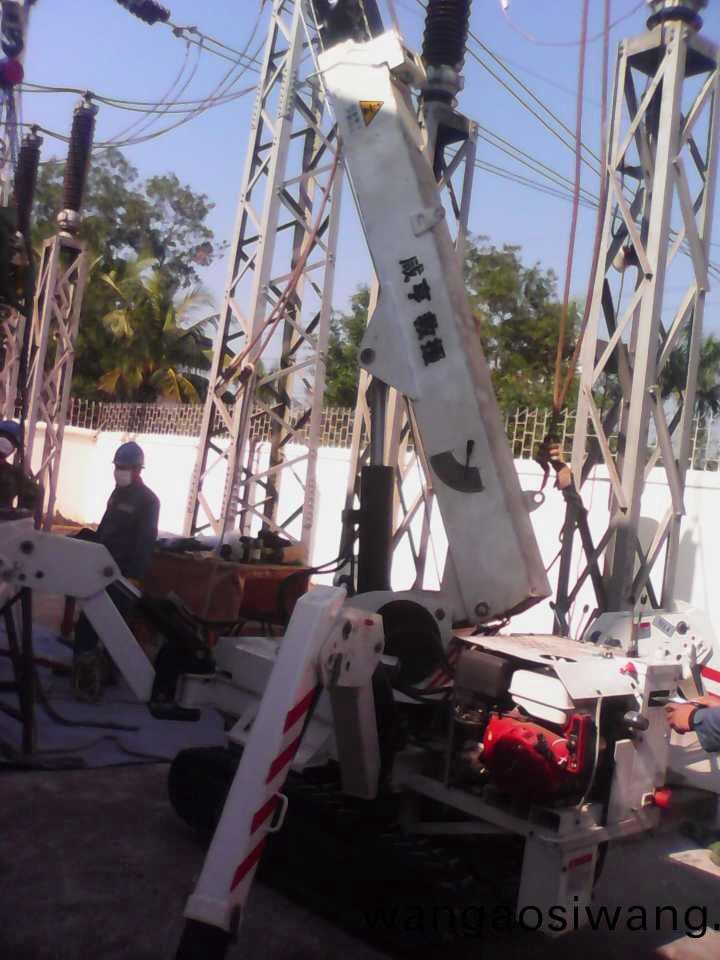 履帶式起(qi)重機工(gong)作現場(chang)圖片